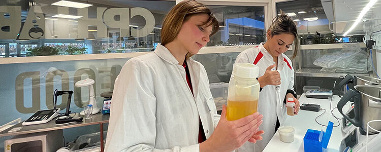 CPHLabs Food is a new easy access shared lab space for early stage start-ups in the alimentary sector. Left, Aleksandra Marczak from Algenious Foods. Right, Ava Shayan from Plheese. Photo: Jes Andersen, Copenhagen Science City.