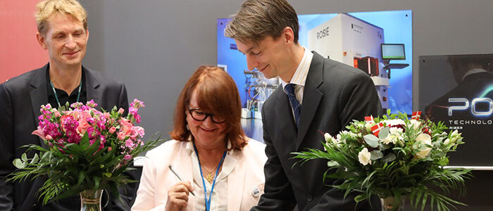 igning of POEM agreement. Left to right. Peter Krogstrup (CEO, NQCP), Annie Geoffroy (CEO, RIBER) Joachim Mathiesen (Head of dept. Niels Bohr Institute, University of Copenhagen)