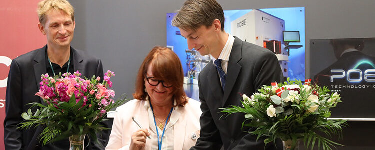 igning of POEM agreement. Left to right. Peter Krogstrup (CEO, NQCP), Annie Geoffroy (CEO, RIBER) Joachim Mathiesen (Head of dept. Niels Bohr Institute, University of Copenhagen)