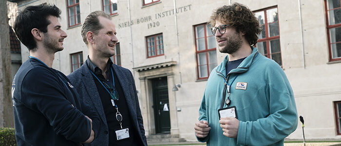 CEO Jesper Kamp with Atom Computing staff Gerard Valentí-Rojas and Alexander Elliott