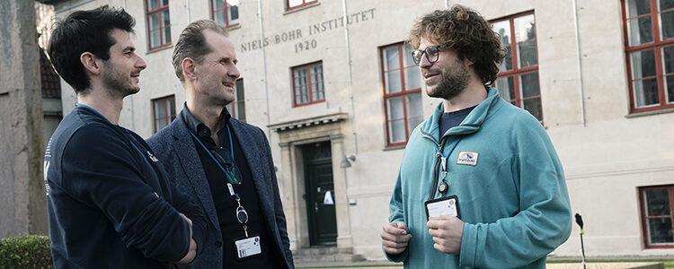 CEO Jesper Kamp with Atom Computing staff Gerard Valentí-Rojas and Alexander Elliott